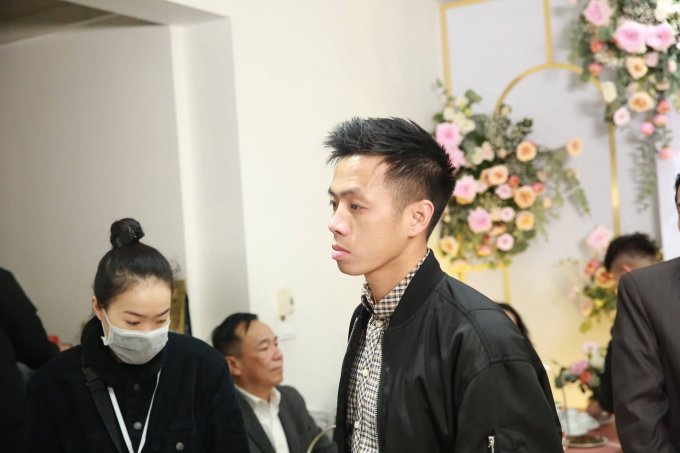 Tiền đạo Văn Quyết cùng vợ có mặt từ sớm tại nhà gái. Vợ của Văn Quyết, Huyền Mi, là chị ruột của Quỳnh Anh.