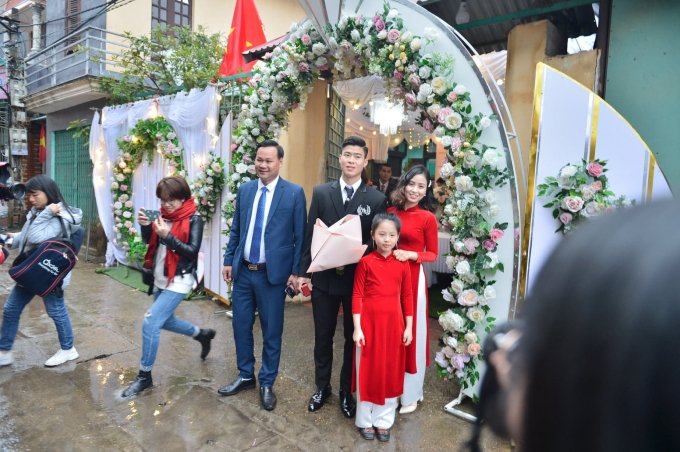 Khoảng 8h05, Duy Mạnh dẫn đầu đoàn nhà trai, khởi hành tới nhà gái làm lễ đón dâu.