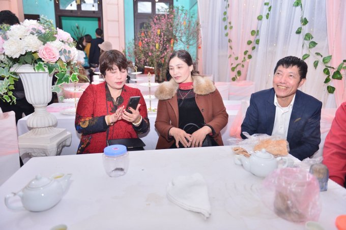 Mẹ Đức Huy (bên trái) và bố mẹ Đoàn Văn Hậu cũng dậy từ sáng sớm để cùng gia đình Duy Mạnh sang nhà Quỳnh Anh.