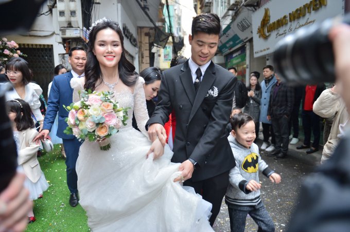 Thủ tục xin dâu lần hai diễn ra nhanh gọn. Duy Mạnh cùng Quỳnh Anh di chuyển ra xe để về nhà trai. Nhận thấy trời mưa đường ướt, tuyển thủ Việt Nam thể hiện sự ân cần khi giúp cô dâu nâng váy