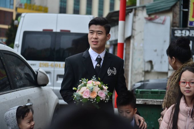 Tuy vậy, việc đợi giờ đẹp để tiến vào nhà gái khiến chàng trung vệ có phần xốt ruột