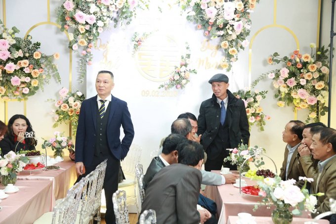 Tại nhà cô dâu Quỳnh Anh, mọi thứ đã được chuẩn bị xong từ sớm và bắt đầu tiếp khách.