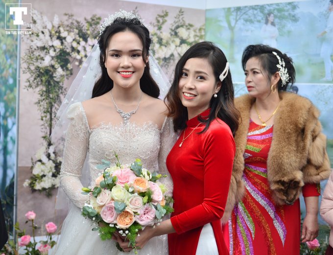 Quỳnh Anh chụp ảnh cùng chị dâu Đỗ Huyền Trang. Sau khi dùng tiệc, tối 9/2, Duy Mạnh và Quỳnh Anh sẽ tiếp tục tổ chức 