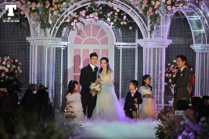 Đôi trai tài, gái sắc phát biểu cảm ơn sự hiện diện của người thân, bạn bè tại buổi lễ
