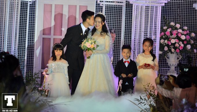 Trao nhẫn cưới xong, Duy Mạnh hôn say đắm Quỳnh Anh tại lễ đường.