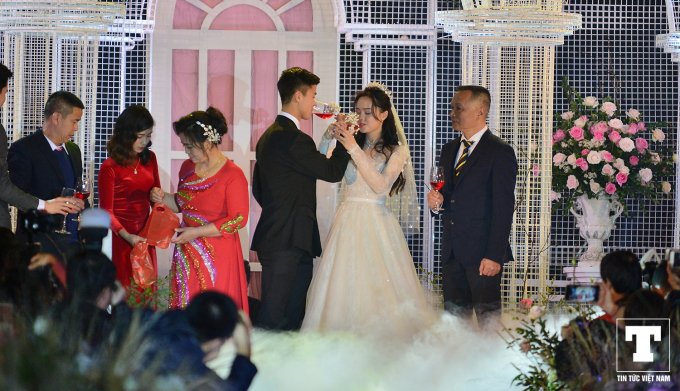 Rồi uống rượu giao bôi.