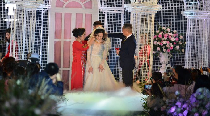 Trong ngày thành hôn, bố mẹ của chú rể tặng vòng kiềng bằng vàng cho con dâu.