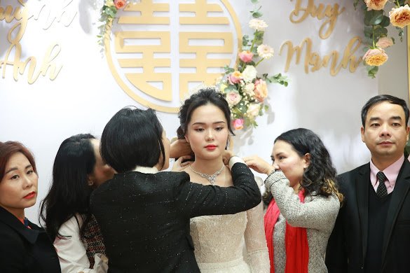 Người thân giúp đỡ Quỳnh Anh trang điểm trước lúc đợi nhà trai đến.
