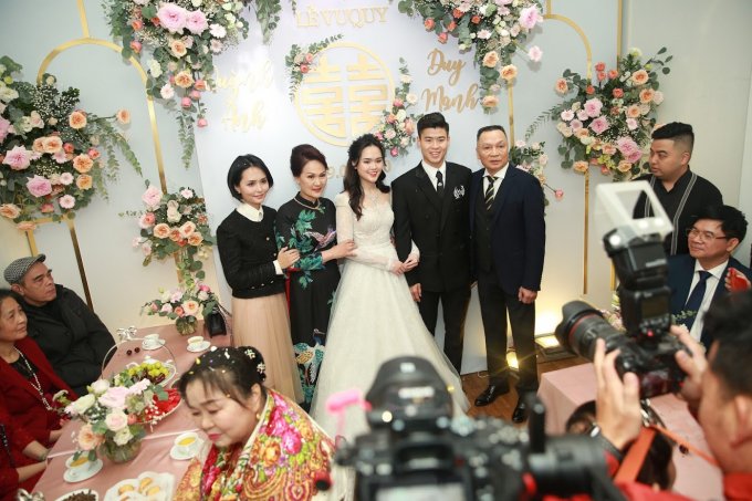 Gia đình nhà cô dâu chụp ảnh kỷ niệm trước khi di chuyển về nhà trai.