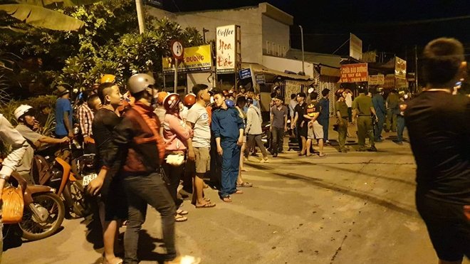 Rất đông người dân ra hiện trường. Ảnh CAND.