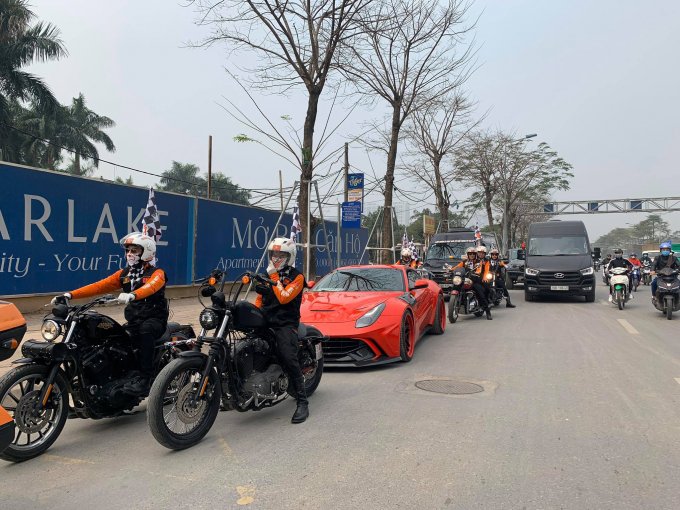 Đoàn xe phân khối lớn dẫn đường cho đoàn diễu hành.