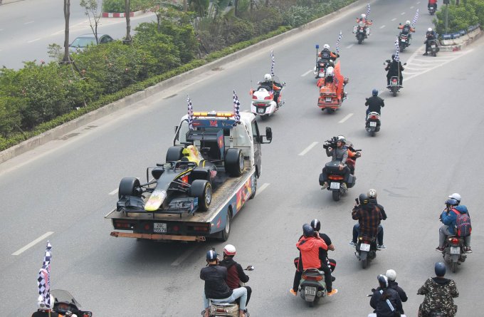 Rất đông người dân đi đường thích thú với mô hình xe đua này.