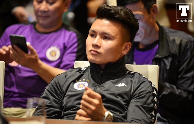 Cầu thủ người Đông Anh đến buổi lễ muộn hơn một chút so với các đồng đội, anh tỏ ra khá trầm ngâm khi bắt đầu tham dự dự buổi ra quân.