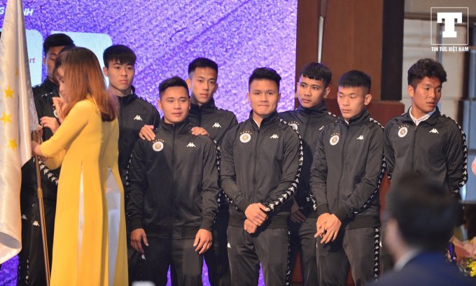 Hôm qua, mạng xã hội lan truyền clip ngắn ghi lại cảnh Quang Hải và Nhật Lê đi ăn tối cùng nhau. Điều đáng nói là cầu thủ sinh năm 1997 và Nhật Lê dính nghi vấn chia tay cách đây 6 tháng. Cả hai cũng đều được cho rằng đã có tình mới ngay sau đó. Ngay lập tức, loạt nghi vấn Quang Hải cùng Nhật Lê đã 