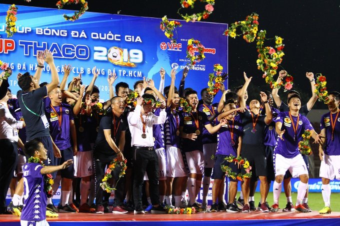 Đáng chú ý, khi nhận huy chương, bác sĩ Thành Luân phải cõng Duy Mạnh lên bục nhận thưởng.