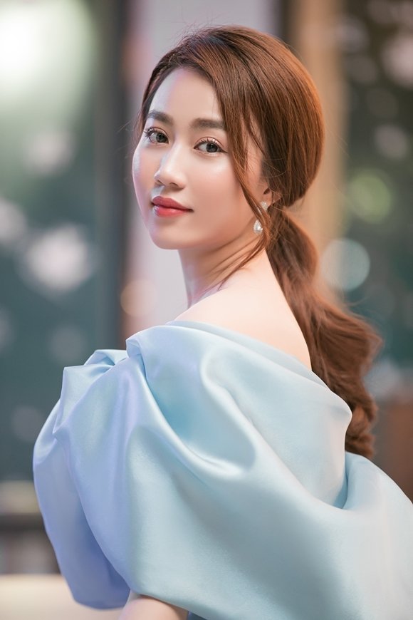Trước khi được khán giả biết đến qua MV của Sơn Tùng, Huỳnh Hồng Loan từng giành nhiều giải thưởng ở các cuộc thi nhan sắc như Á khôi Duyên dáng Áo dài Việt Nam năm 2015, Giải nhất cuộc thi Duyên dáng áo dài và hoa 2014, Gương mặt đẹp của cuộc thi Ngôi sao thời trang năm 2013.
