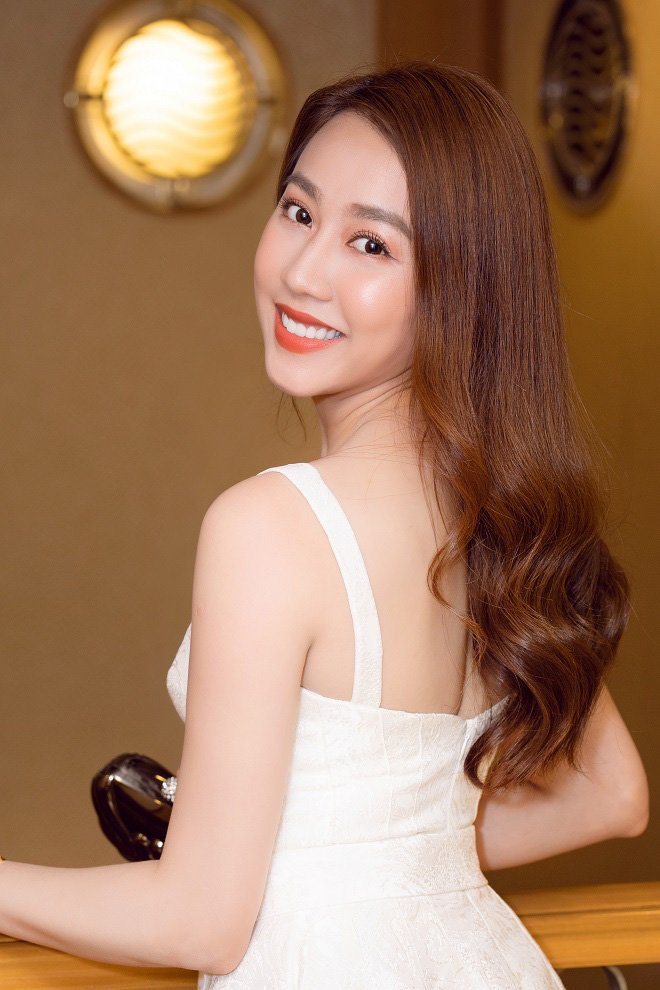 Thời điểm đóng MV, Hồng Loan mới 21 tuổi. Sau 5 năm, Hồng Loan không chỉ chứng minh được bản thân mình ở lĩnh vực diễn xuất, kinh doanh mà còn lột xác với hình ảnh quyến rũ, gợi cảm hơn.