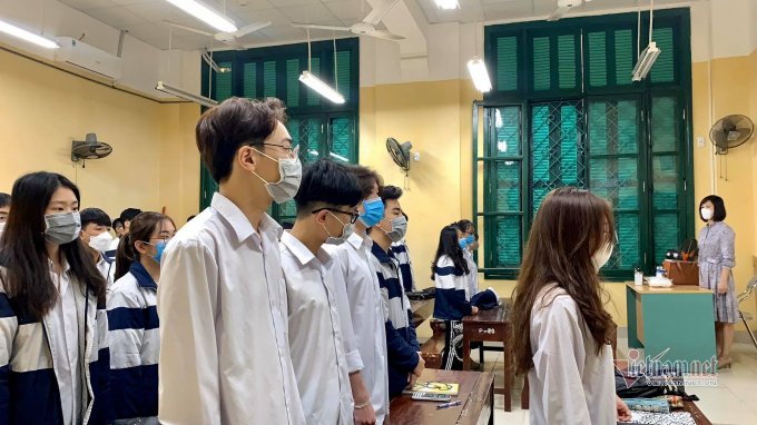 Giờ chào cờ đầu tuần được thực hiện ngay tại lớp học.