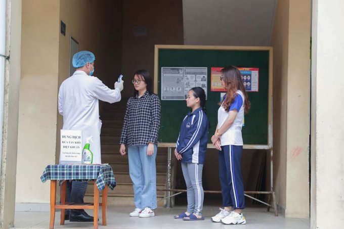 Tất cả các sinh viên trở lại ký túc xá đều được các thầy cô đo thân nhiệt, kiểm tra sức khỏe, phát khẩu trang, hướng dẫn vệ sinh phòng dịch COVID-19