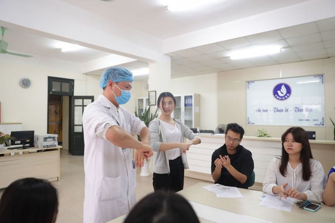 Sinh viên được hướng dẫn rửa tay đúng cách.