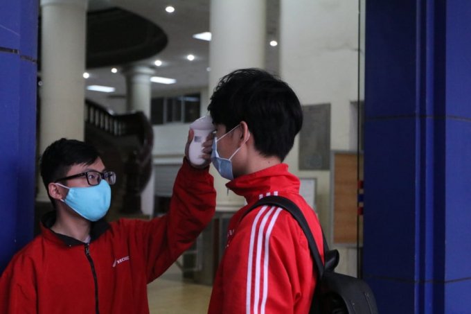 Được đo thân nhiệt trước khi vào toà nhà.