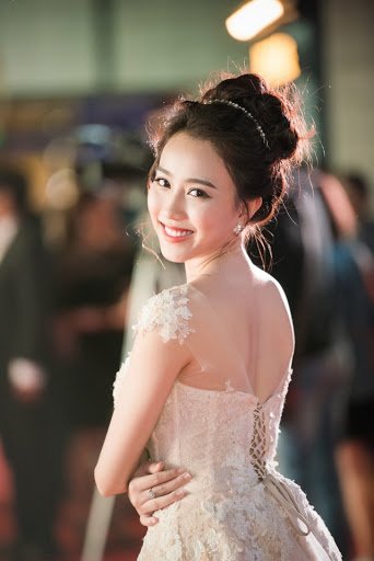 Cô còn từng làm người mẫu ảnh cho nhiều tạp chí. Mặc dù tuổi đời còn khá trẻ nhưng nữ diễn viên Huỳnh Hồng Loan đã sở hữu căn hộ riêng, xế hộp và những món hàng hiệu đắt tiền.