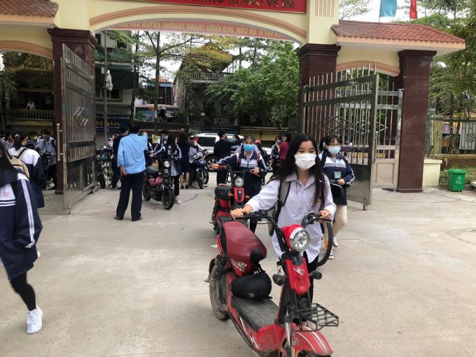 Ở một số địa phương, học sinh THPT cũng trở lại trường học. Trong ảnh: Học sinh trường THPT Bến Tre, thành phố Vĩnh Yên, tỉnh Vĩnh Phúc trở lại trường.