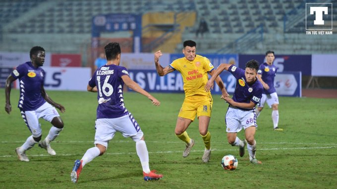 Kinh nghiệm trận mạc dày dặn tại V.League khiến Đỗ Merlo luôn thu hút ít nhất 2 trung vệ Hà Nội mỗi khi có bóng.