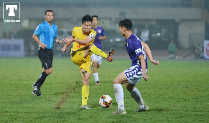 Chơi tốt trong phòng ngự, cầu thủ sinh năm 1995 cũng liên tục tham gia vào các điểm nóng tấn công của Nam Định. Mỗi khi thấy khoảng trống, Minh Tuấn không ngại tung ra những cú sút xa.
