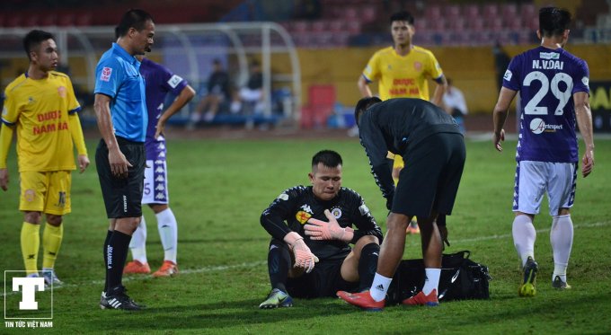 Sau đó, Hà Nội bị thủng lưới 2 bàn nhưng trong một ngày thi đấu thăng hoa của hàng công, đội chủ nhà đã giành chiến thắng.