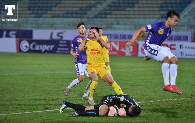 Dù để thua trước đối thủ được đánh giá là mạnh hơn nhiều nhưng đội bóng thành Nam đã để lại không ít tiếc nuối trong hiệp 1 của trận đấu.