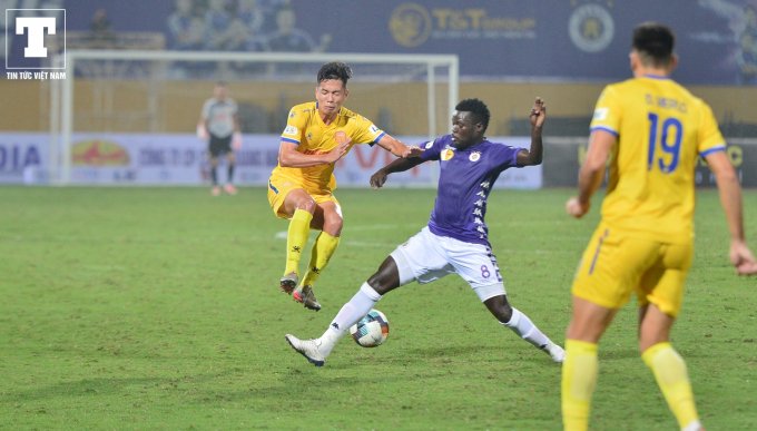 Theo quan sát, Hoàng Minh Tuấn chơi khá tốt khi phải đối đầu các tiền vệ xuất sắc nhất của bóng đá Việt Nam là Đức Huy và Hùng Dũng.