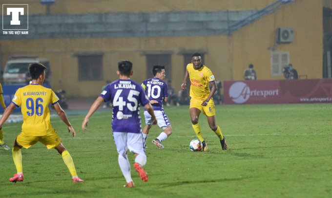Trong một ngày hàng công chơi xuất sắc thì hàng thủ lại mắc sai lầm nghiêm trọng. Đặc biệt là tân binh Valentin, sau trận, NHM Nam Định và HLV Nguyễn Văn Sỹ tỏ ra không hài lòng về cầu thủ này.