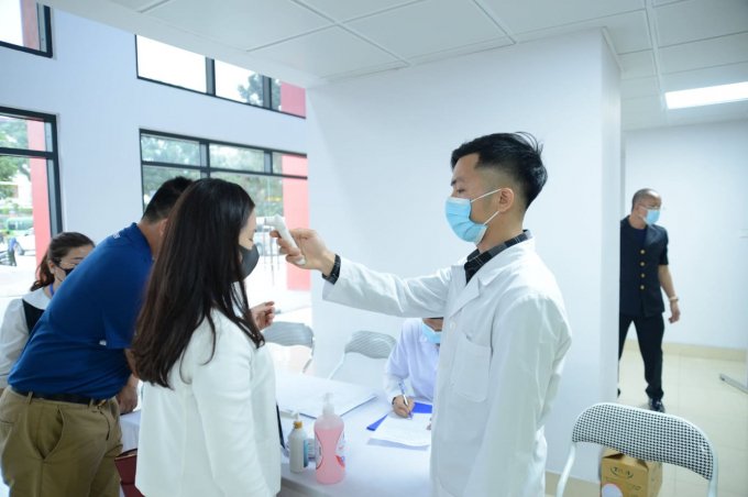 Theo đó, cán bộ Liên đoàn bóng đá Việt Nam, nhân viên an ninh, giới truyền thông...đều phải tự khai y tế, và đo thân nhiệt trước khi vào sân.