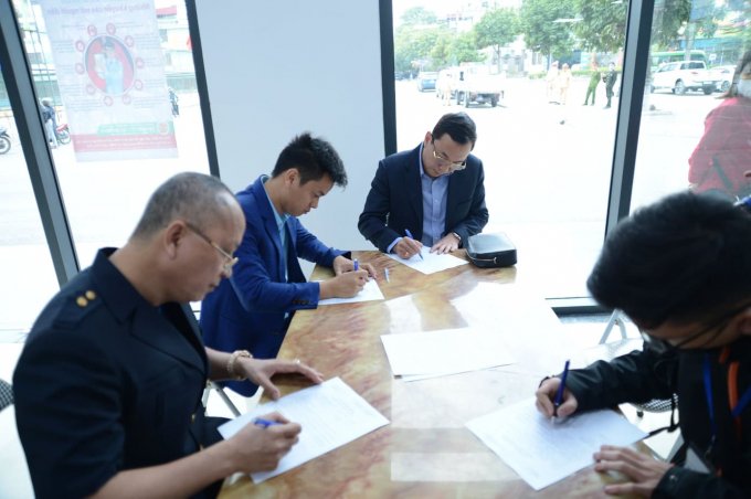PCT VFF Trần Quốc Tuấn khai báo y tế trước khi vào sân.