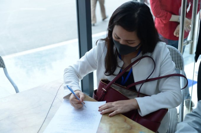 Trước tình hình dịch COVID-19 đang diễn biến phức tạp tại Việt Nam, BTC sân Cẩm Phả thực hiện nghiêm ngặt các biện pháp kiểm soát những thành phần tham dự trận đấu.