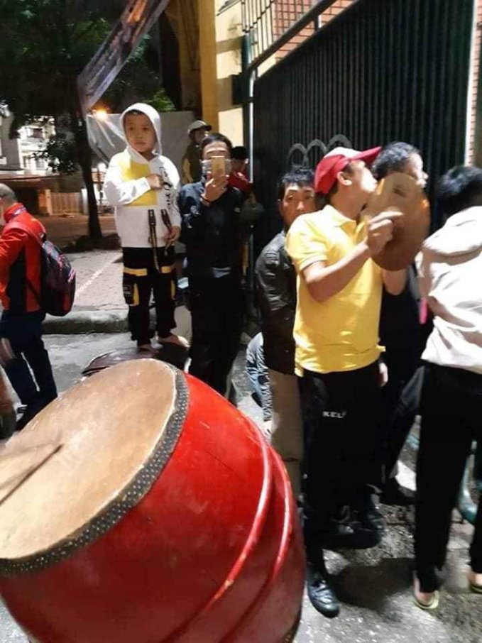 Mặc dù không được đến sân Thiên Trường cổ vũ cho đội bóng thân yêu, NHM Nam Định vẫn biết cách truyền lửa cho các cầu thủ.