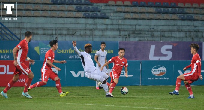 Trong hiệp 1, tốc độ của Văn Toàn và sức mạnh của Chevaughn Walsh đã giúp bộ đôi này đã gây nhiều sóng gió trước khung thành của thủ môn Nguyên Mạnh.
