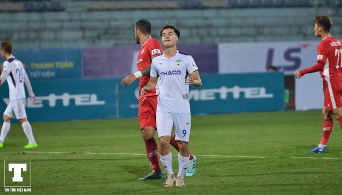 Ngay sau đó ở một tình huống tấn công khác, Văn Toàn tiếp tục tỏ thái độ không hài lòng với Chevaughn Walsh.