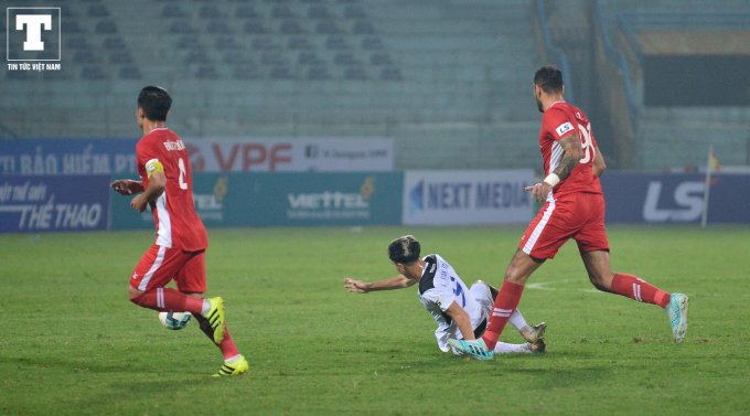 Thậm chí, trong 1 tình huống dốc bóng, Văn Toàn bị ngã và gặp phải chấn thương cổ tay.