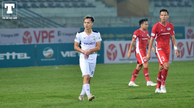 Tiền vệ gốc Hải dương ôm tay và phải nhờ đến sự chăm sóc của đội ngũ y tế.