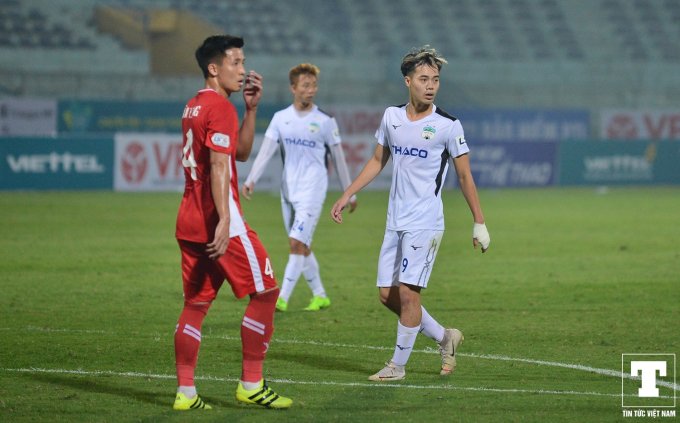 Văn Toàn băng tay, nén đau vào sân tiếp tục thi đấu.