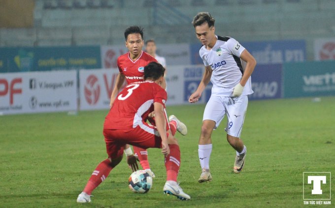 Bước sang hiệp 2, HAGL chủ động phòng ngự nên Văn Toàn không có nhiều bóng.