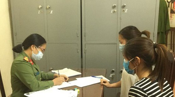 Công an làm việc với những người đăng tin thất thiệt về dịch Covid-19.