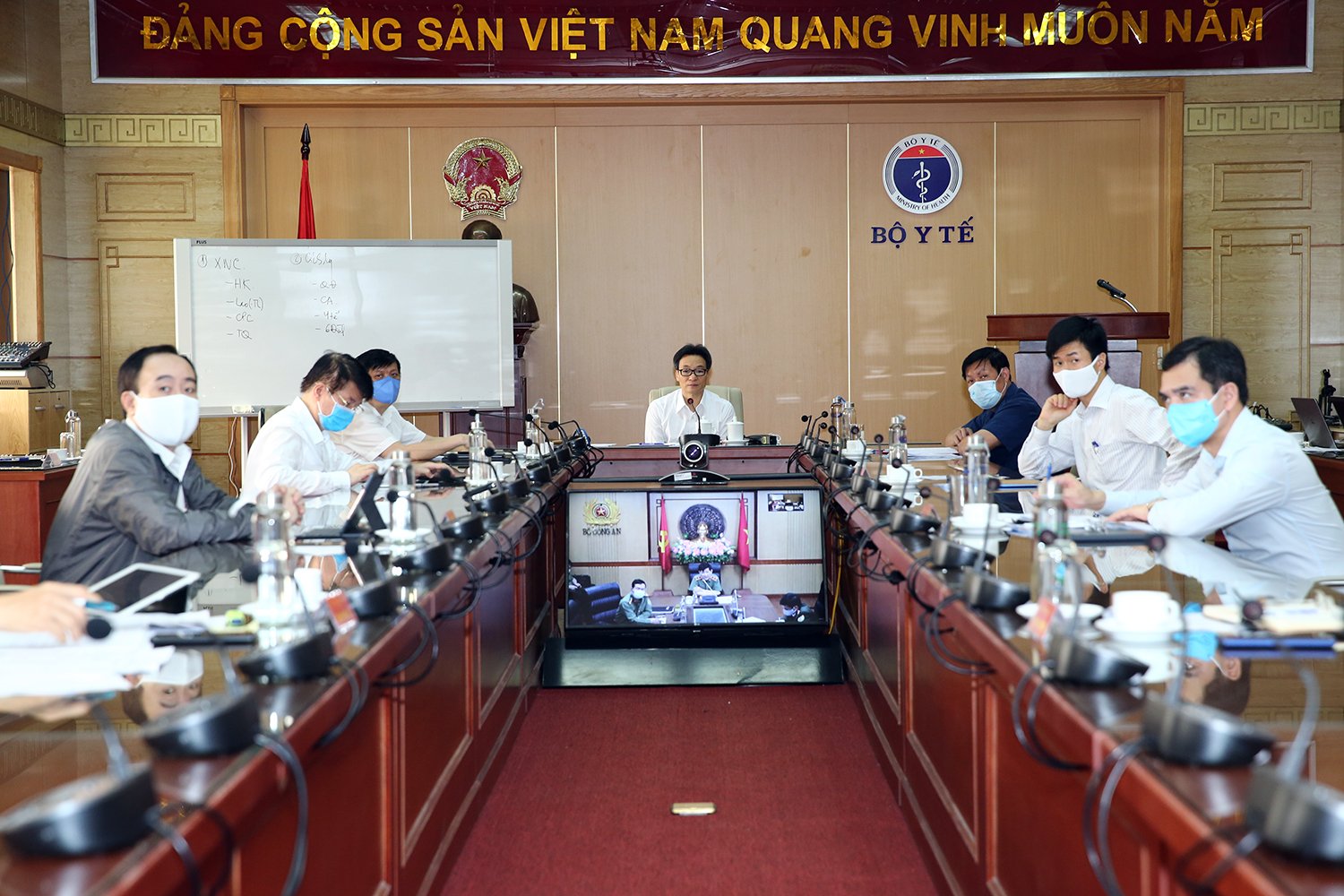 Phó Thủ tướng Vũ Đức Đam và Ban Chỉ đạo thống nhất giao lực lượng Công an làm đầu mối điều hành các khu cách ly tập trung dân sự. Ảnh: VGP/Đình Nam.