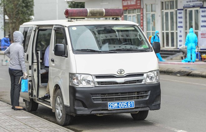 Xe y tế có mặt tại toà nhà HH01B Thanh Hà vào sáng 30/3. Ảnh Hoàng Hải.