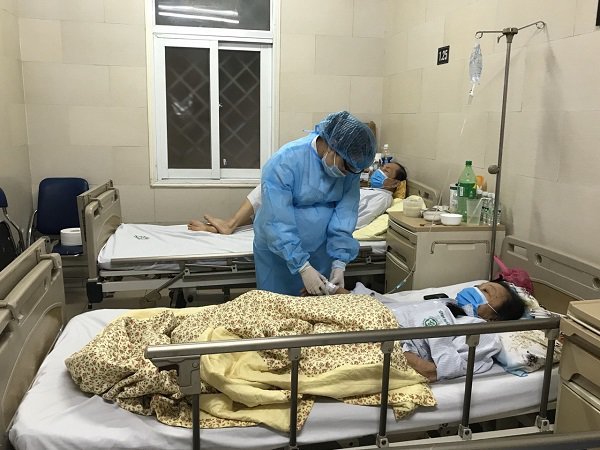 Bác sĩ Hương chăm sóc người bệnh.
