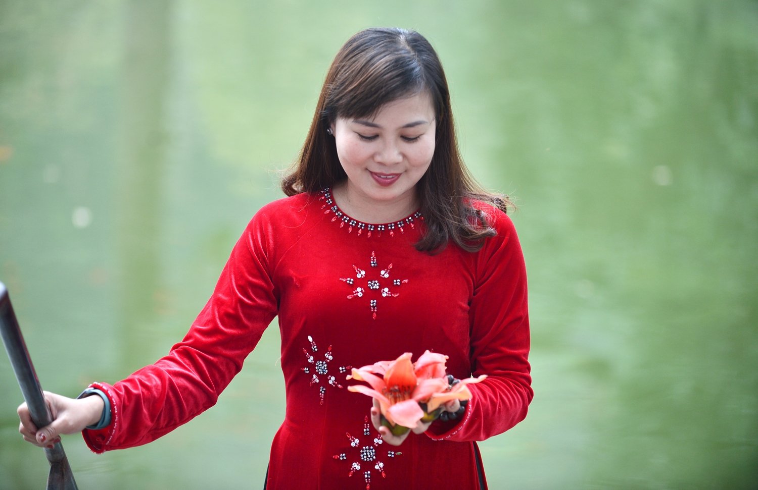 “Chúng tôi thích hoa gạo không chỉ vì màu đỏ rực rỡ, nổi bật mà còn gợi lại những kỉ niệm về tuổi thơ lấm lem, đơn sơ của tôi khi sinh ra và lớn lên ở cách xa thành phố”, chị An nói thêm.