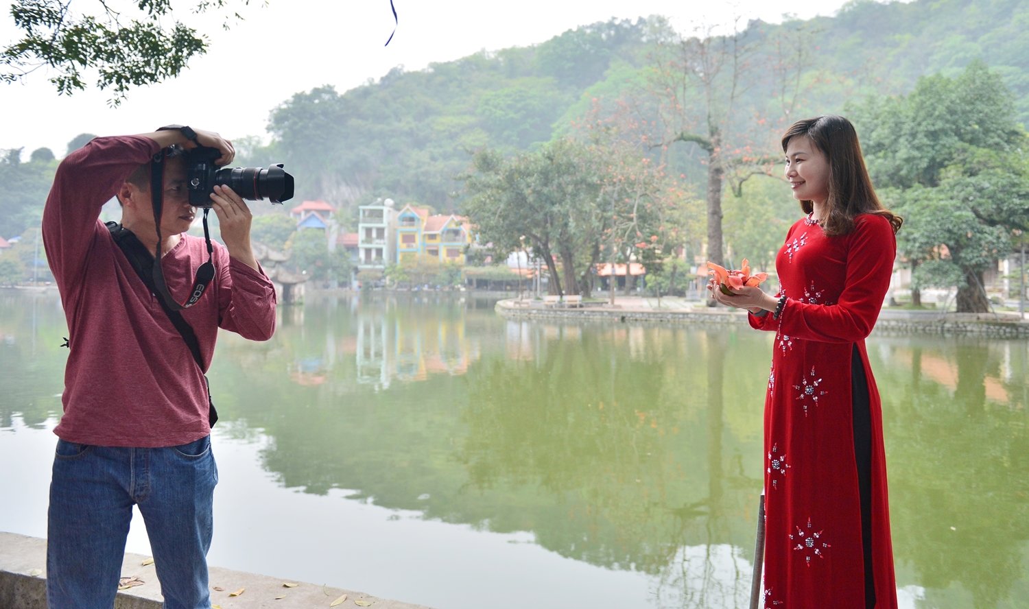 Chị Hải An (Hoàn Kiếm, Hà Nội) cho biết, tranh thủ lúc hoa chưa rụng hết, chịvài người bạn của chị đi chụp hình lưu niệm.