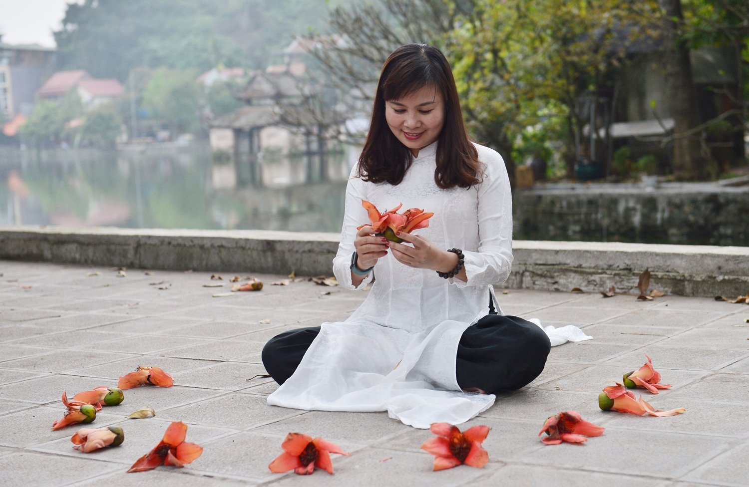 Những bông hoa rụng trở thành “đạo cụ” để nhớ một mùa hoa, Thủy Đình được coi là một bối cảnh không thể bỏ qua cho những bức ảnh lưu niệm.